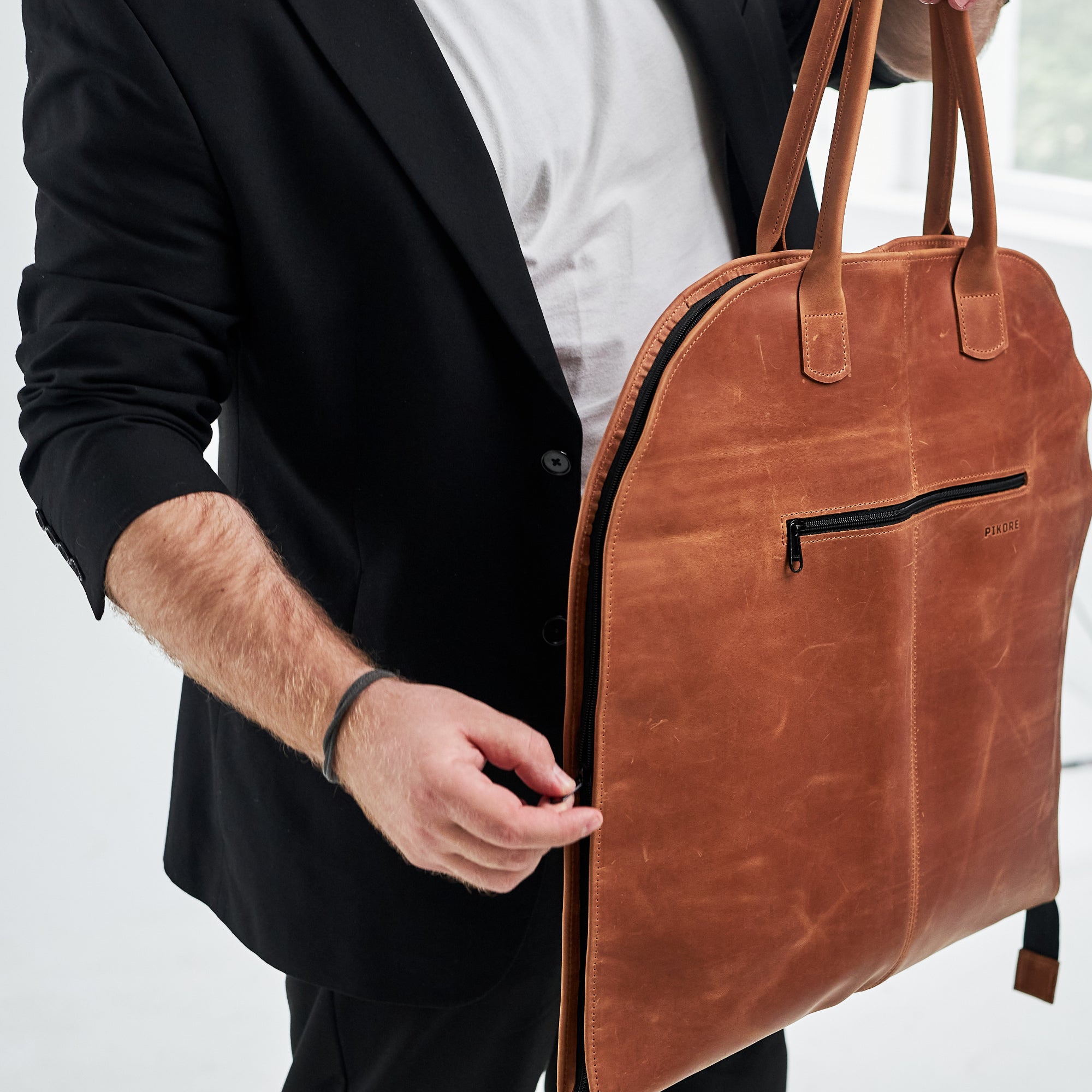 Leather suit carrier